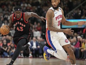 L'attaquant des Toronto Raptors Pascal Siakam (43 ans) déplace le ballon sur le terrain contre l'attaquant des Detroit Pistons Marvin Bagley III (35 ans) lors de la première mi-temps de l'action de basket-ball de la NBA à Toronto le vendredi 24 mars 2023.