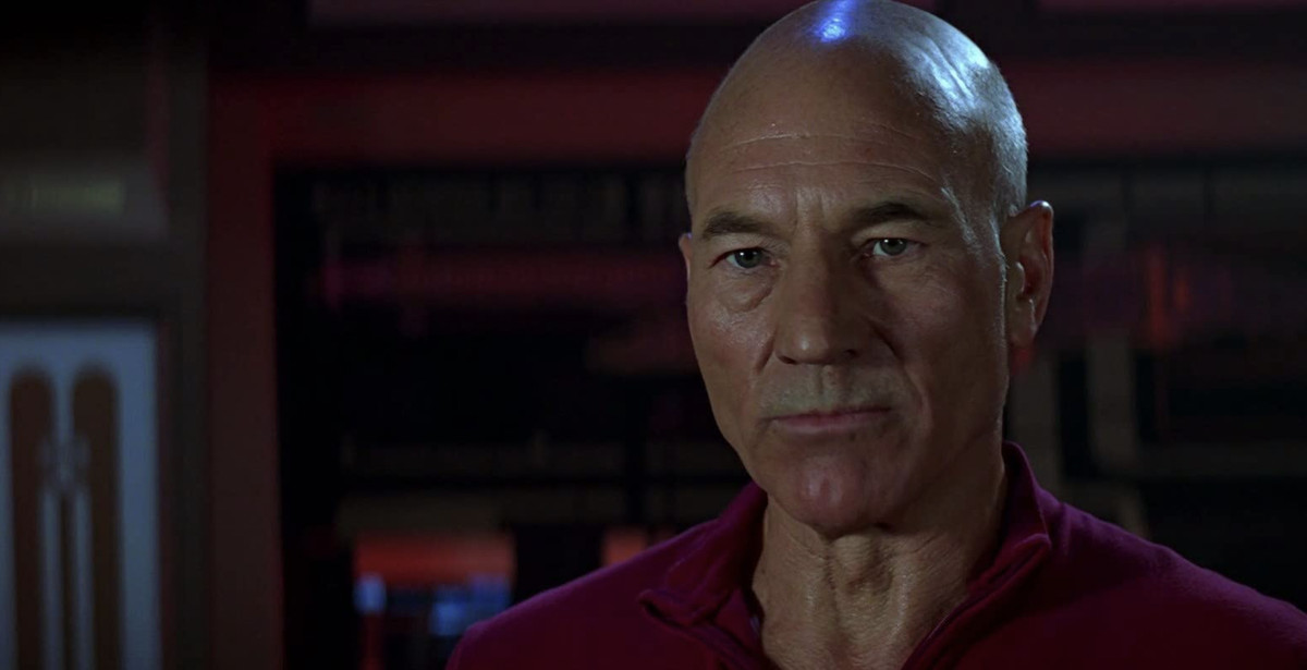 Patrick Steward en Picard fronçant les sourcils dans Star Trek: First Contact.