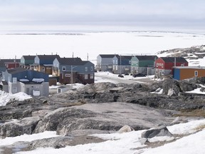 Des maisons font face à la baie d'Hudson à Inukjuak, au Québec, le jeudi 12 mai 2022.