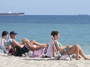 Les aéroports et les compagnies aériennes se préparent à une augmentation du nombre de passagers avant les vacances de printemps.  Les amateurs de plage font face au soleil sur la plage de Fort Lauderdale, le jeudi 22 décembre 2022, à Fort Lauderdale, en Floride.
