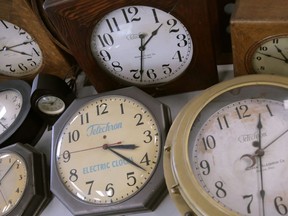 Des horloges anciennes sont exposées à l'Electric Time Company, à Medfield, Massachusetts, le 5 mars 2020.