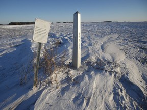 Une borne frontière est affichée juste à l'extérieur d'Emerson, au Manitoba, le jeudi 20 janvier 2022. Un groupe de républicains sur la colline du Capitole tourne son regard vers le Canada alors qu'il intensifie la critique politique de la stratégie d'immigration du président Joe Biden.