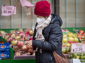 Les aliments achetés dans les magasins ont augmenté de 10,6 % par rapport à février 2022, le septième mois consécutif d'augmentations à deux chiffres, a indiqué Statistique Canada.
