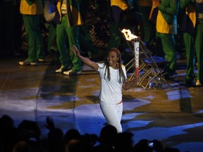 Charmaine Crooks porte la flamme panaméricaine lors de la cérémonie d'ouverture des Jeux panaméricains de 2015 à Toronto, le vendredi 10 juillet 2015.