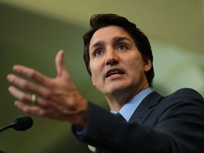 Le premier ministre Justin Trudeau prend la parole lors d'une conférence de presse sur la colline du Parlement à Ottawa, le lundi 6 mars 2023.