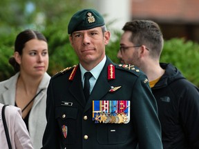 Maj.-Gén.  Dany Fortin arrive à Gatineau, au Québec.  palais de justice lors de son procès pour agression sexuelle, le 20 septembre 2022.