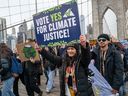 Des dizaines d'écoliers locaux, de militants et d'autres participent à une marche de grève pour le climat à New York. 
