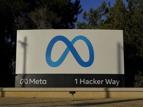 Le logo de Meta est visible sur un panneau au siège de la société à Menlo Park, en Californie, le 9 novembre 2022.