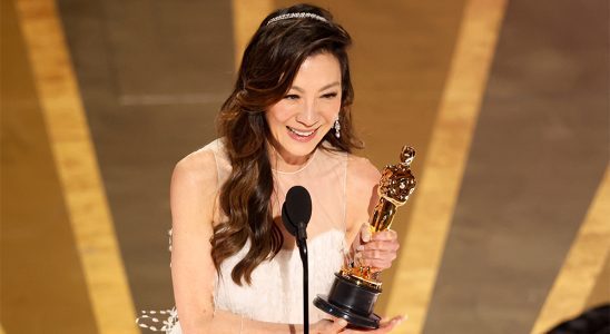 Michelle Yeoh entre dans l'histoire des Oscars en tant que première actrice asiatique à avoir remporté le titre le plus populaire à lire absolument