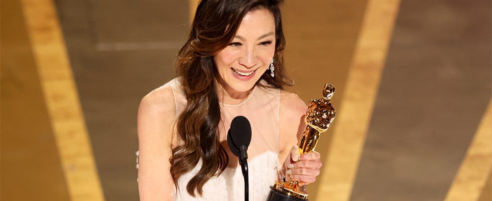 Michelle Yeoh entre dans l'histoire des Oscars en tant que première actrice asiatique à avoir remporté le titre le plus populaire à lire absolument