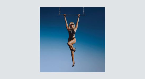 Miley Cyrus passe ses "vacances d'été sans fin" à équilibrer habilement l'or doux et la dance-pop : critique de l'album le plus populaire doit être lu