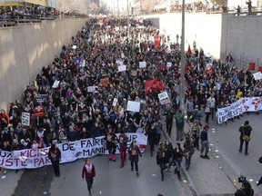 Des étudiants manifestent contre les mesures d'austérité et les coupures gouvernementales lors d'une manifestation à Montréal le jeudi 2 avril 2015.