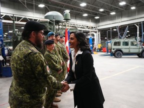 La ministre de la Défense Anita Anand accueille le personnel des Forces canadiennes à la BFC Kingston, à Kingston, en Ontario, le mardi 7 mars 2023.