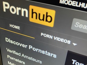 Le site Web Pornhub est affiché sur un écran d'ordinateur à Toronto le mercredi 16 décembre 2020.