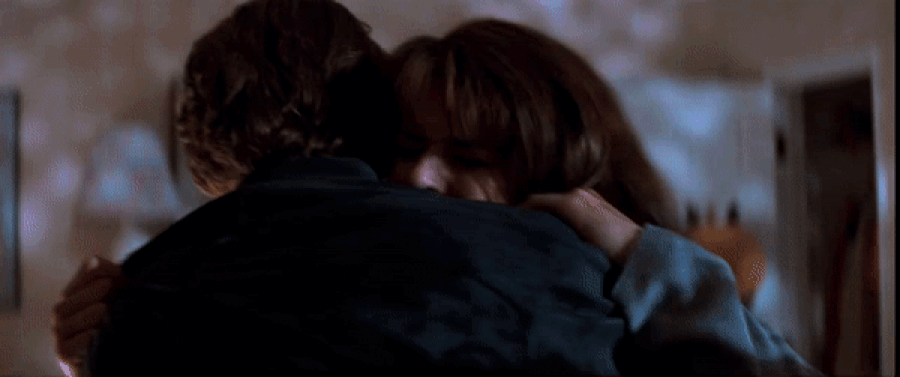Billy Loomis (Skeet Ulrich) serre dans ses bras sa petite amie en pleurs Sidney Prescott (Neve Campbell) tout en ayant l'air super sus et meurtrier dans une scène du Scream de 1996