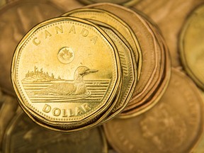 Le dollar canadien risque de prolonger sa baisse si la Banque du Canada signale que les taux d'intérêt ont atteint un sommet.