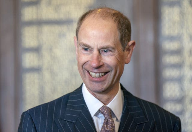 Le prince Edward reçoit le titre de duc d'Édimbourg