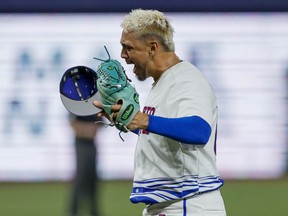 Le lanceur partant de Porto Rico, Jose De Leon, réagit alors qu'il est retiré du jeu après avoir lancé six manches parfaites contre Israël lors de la Classique mondiale de baseball au LoanDepot Park.