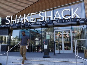 Le Shake Shack est vu devant l'hôtel et casino New York-New York à Las Vegas, le mercredi 15 avril 2015.