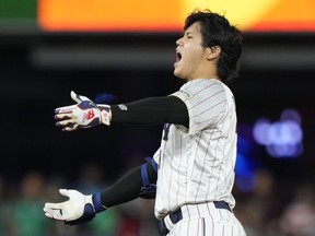 Le Japonais Shohei Ohtani célèbre après un doublé lors de la neuvième manche d'un match de la Classique mondiale de baseball contre le Mexique, le lundi 20 mars 2023, à Miami.