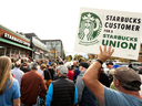 Les gens se rassemblent à l'extérieur d'un magasin Starbucks tandis que le chanteur Billy Bragg se produit pour les membres en grève du Starbucks Workers United Union à Buffalo, NY, en octobre.