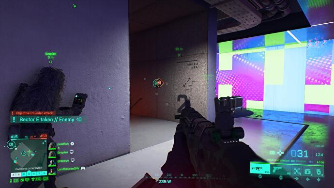 State of the Game Battlefield 2042 - se faufiler dans les couloirs avec de grands écrans déformés éclairant le chemin