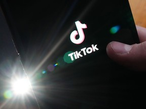 La page de démarrage de TikTok s'affiche sur un iPhone à Ottawa le lundi 27 février 2023.