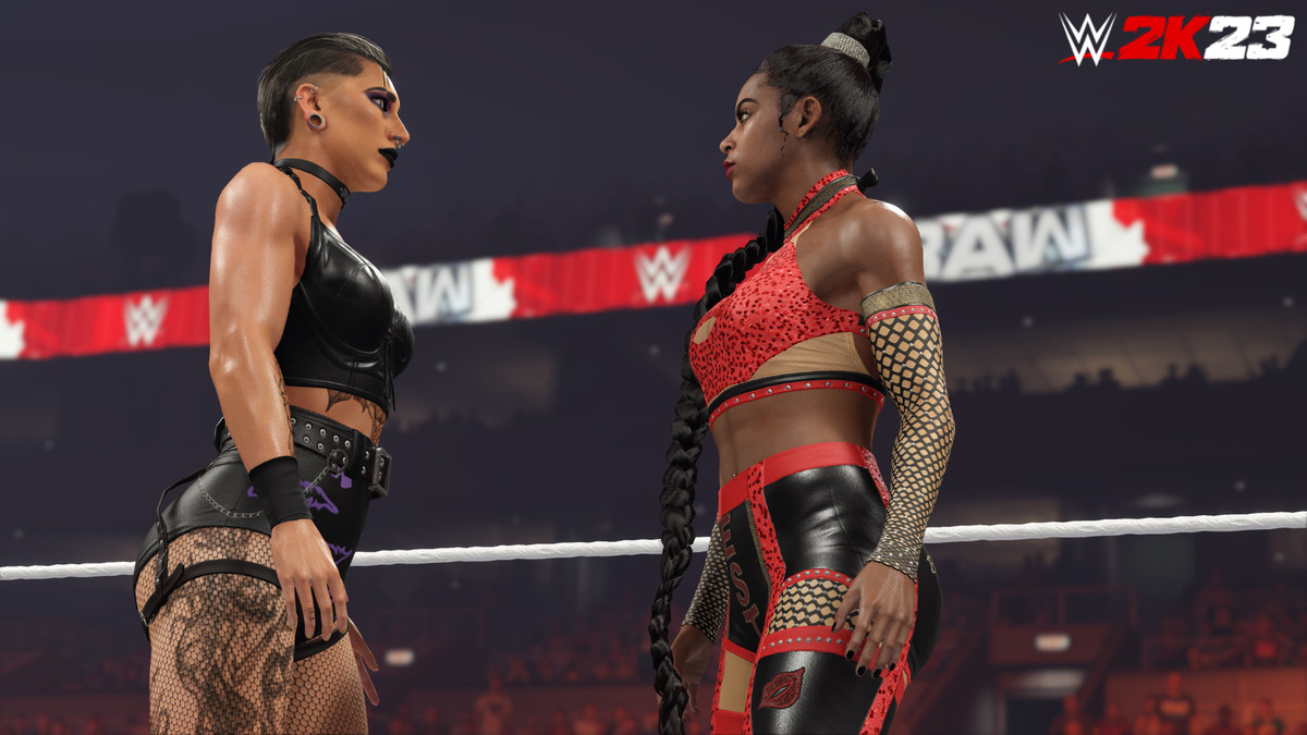 Les superstars de la WWE Rhea Ripley et Bianca Belair s'affrontent avant un match dans WWE 2K23.