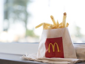 Les ventes de McDonald's ont explosé récemment alors que les clients affluent vers les options abordables de la chaîne.