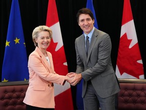 Le premier ministre Justin Trudeau accueille la présidente de la Commission européenne Ursula von der Leyen lors d'une cérémonie d'accueil à la BFC Kingston à Kingston, en Ontario, le mardi 7 mars 2023.