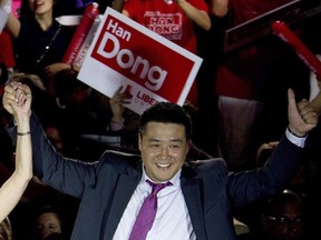 Le candidat libéral provincial de l'époque, Han Dong, célèbre avec ses partisans tout en participant à un événement d'investiture, à Toronto, le jeudi 22 mai 2014.