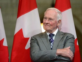 David Johnston regarde lors d'une réception d'adieu à Ottawa, le 28 septembre 2017. L'ancien gouverneur général Johnston dit qu'il aura un rôle à jouer dans la détermination de son propre mandat en tant que rapporteur spécial sur l'ingérence étrangère lors des récentes élections fédérales.