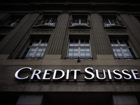 UBS Group AG a accepté d'acheter Credit Suisse Group AG dans le cadre d'un accord historique négocié par le gouvernement.