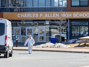 Des médecins légistes sur les lieux de l'école secondaire Charles P. Allen à Halifax, le lundi 20 mars 2023.