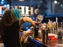 Sierra Margolies prépare une boisson non alcoolisée au Hekate Cafe and Elixer Lounge le 20 janvier 2023 à New York.  Les bars et les événements sans alcool gagnent en popularité.