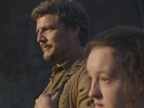 Pedro Pascal comme Joel et Bella Ramsay comme Ellie dans la série HBO The Last of Us.