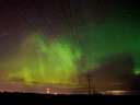 Le ciel près de Crossfield, en Alberta.  au nord de Calgary illuminé par les aurores boréales en avril 2015.