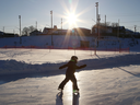 Un enfant patine alors que le soleil commence à se coucher à Sudbury, en Ontario.