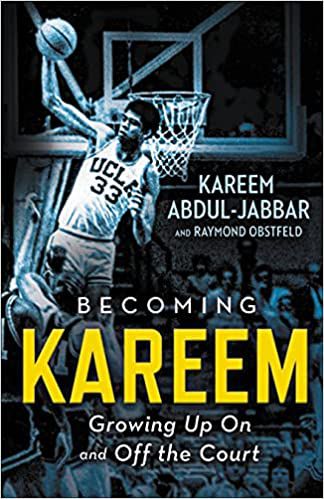 couverture de Becoming Kareem : Grandir sur et hors du terrain ;  photo de l'auteur dans son uniforme UCLA sautant avec le ballon