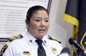 La chef adjointe de la police d'Akwesasne, Lee-Ann O'Brien, fait le point sur la recherche de victimes de noyade dans un marais d'Akwesasne, à l'ouest de Montréal, le vendredi 31 mars 2023.