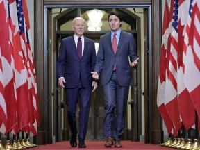 Le président américain Joe Biden marche avec le premier ministre Justin Trudeau lors d'une cérémonie d'arrivée sur la Colline du Parlement, le 24 mars 2023, à Ottawa, au Canada.