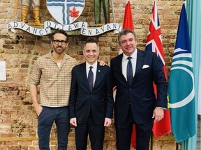 Cette photo de Ryan Reynolds, du maire Mark Sutcliffe et de Christopher Bratty a été publiée sur le compte Instagram de Reynolds.