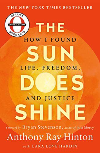 Couverture du livre The Sun Does Shine d'Anthony Ray Hinton;  orange avec des anneaux jaunes rayonnant du centre de The Sun Does Shine