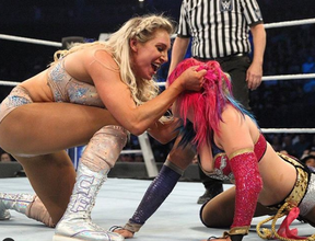 Charlotte Flair et Asuka dans l'un de leurs slugfests épiques.  WWE