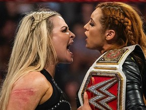La superstar de la WWE et native de Calgary Natalya Neidhart, à gauche, affrontera la championne féminine de WWE Raw Becky Lynch à SummerSlam à Toronto le 11 août.