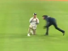 Un fan des Dodgers est anéanti par la sécurité après une demande en mariage audacieuse qui a mal tourné