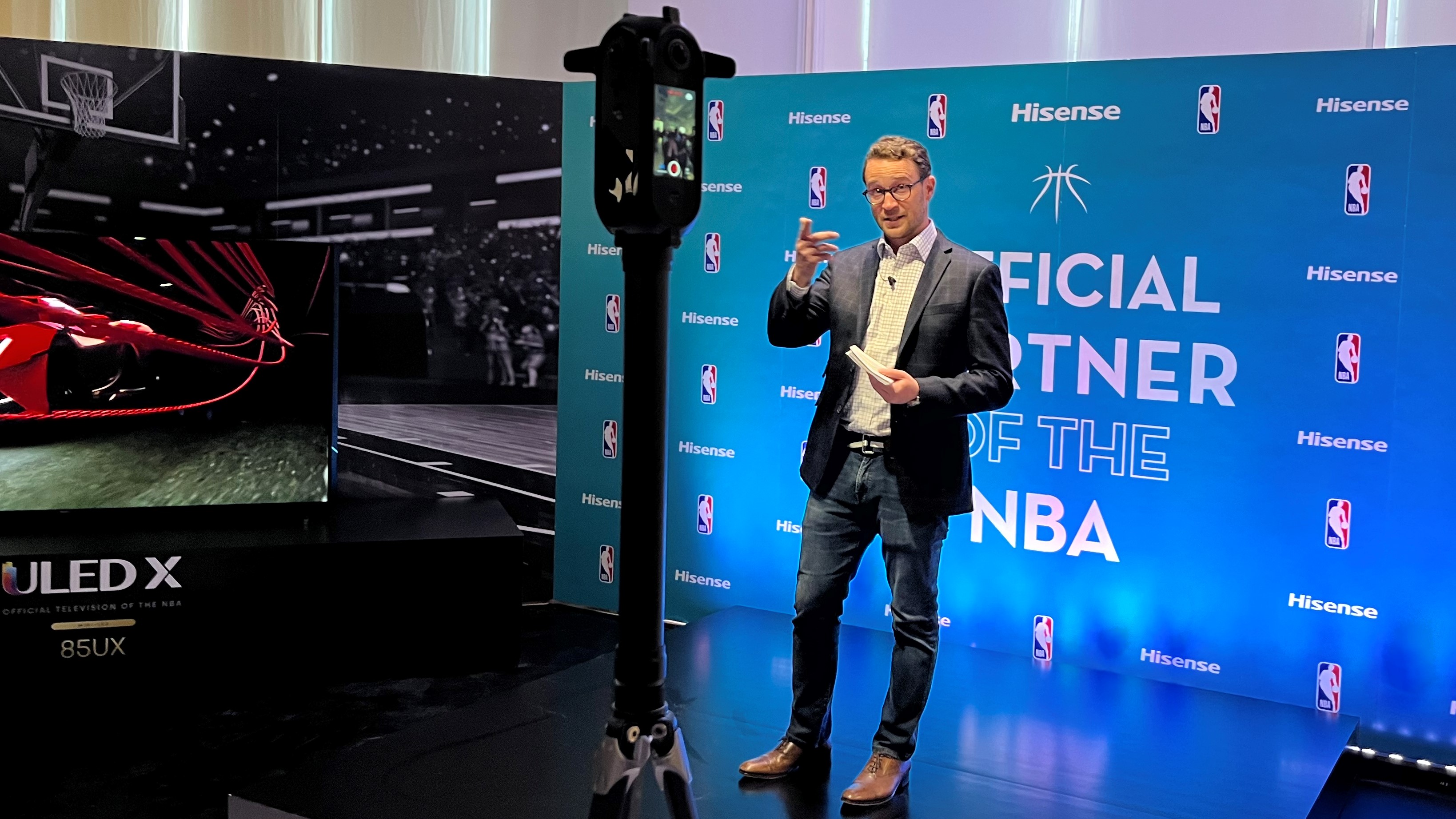 Le PDG de Hisense USA, David Gold, annonce le parrainage NBA de la marque à côté de ULED X TV