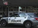 Un croiseur de la police de Toronto et des agents à l'extérieur de la station de métro Wellesley - qui est considérée comme l'une des 
