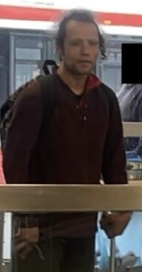 Les enquêteurs ont besoin d'aide pour identifier cet homme soupçonné d'avoir terrorisé des personnes à la station Kennedy TTC le vendredi 31 mars 2023.