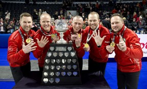 Brad Gushue (de gauche à droite), Mark Nichols, EJ Harnden, Geoff Walker et l'entraîneur Caleb Flaxey seront rejoints par le remplaçant Ryan Harnden pour représenter le Canada au championnat du monde à Ottawa.